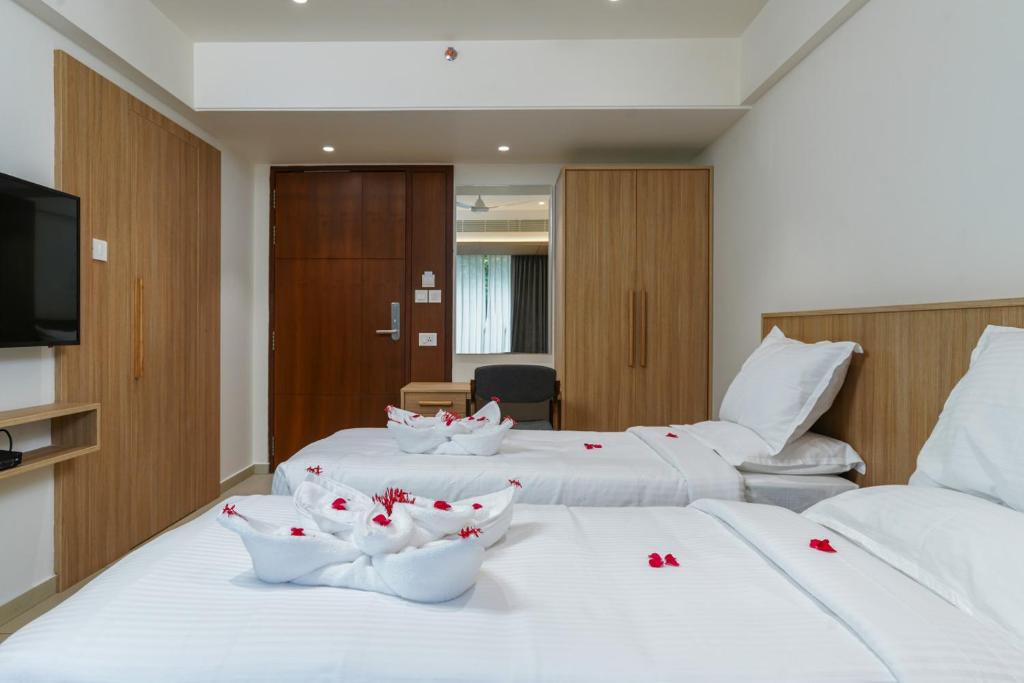 Postel nebo postele na pokoji v ubytování The Trios Hotel