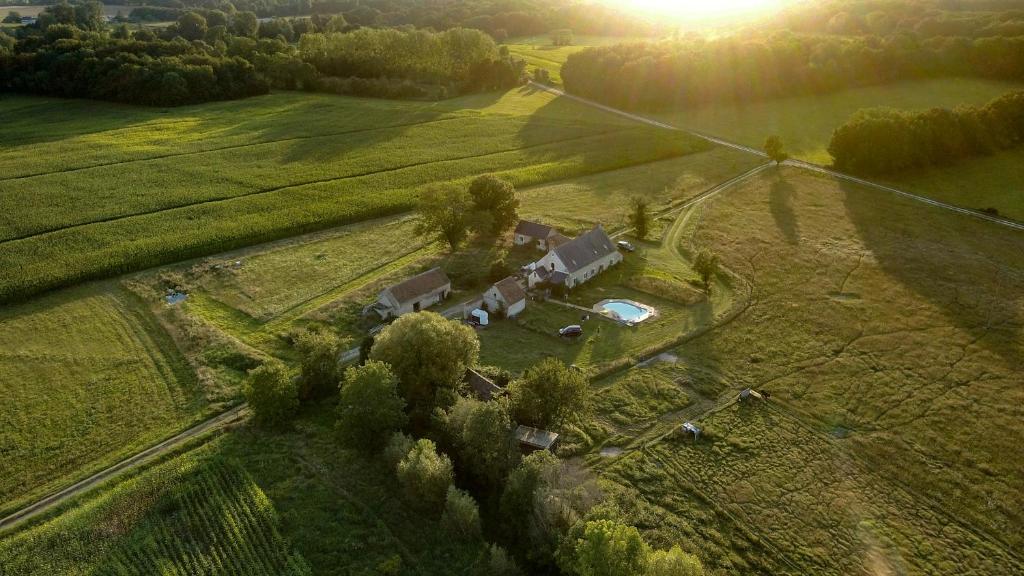 une vue aérienne d'une maison dans un champ dans l'établissement Gîte familial La Tabarderie, à Courcelles-de-Touraine
