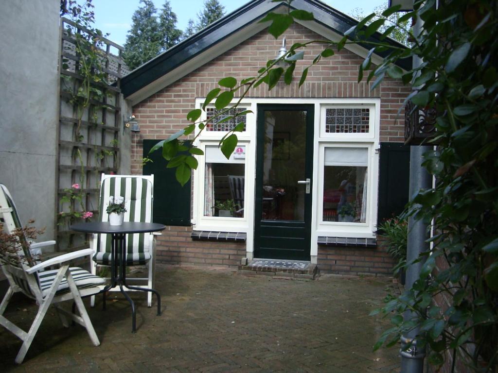 a house with a table and chairs and a door at B&B Hotel California in Wichmond