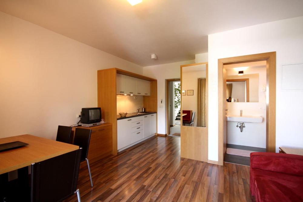 una camera con cucina e soggiorno di Residence Haus Ragen a Brunico