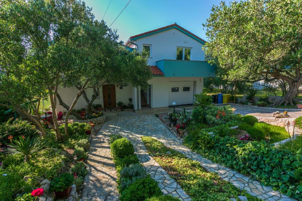a garden in front of a house at Apartment Nada in Mundanije