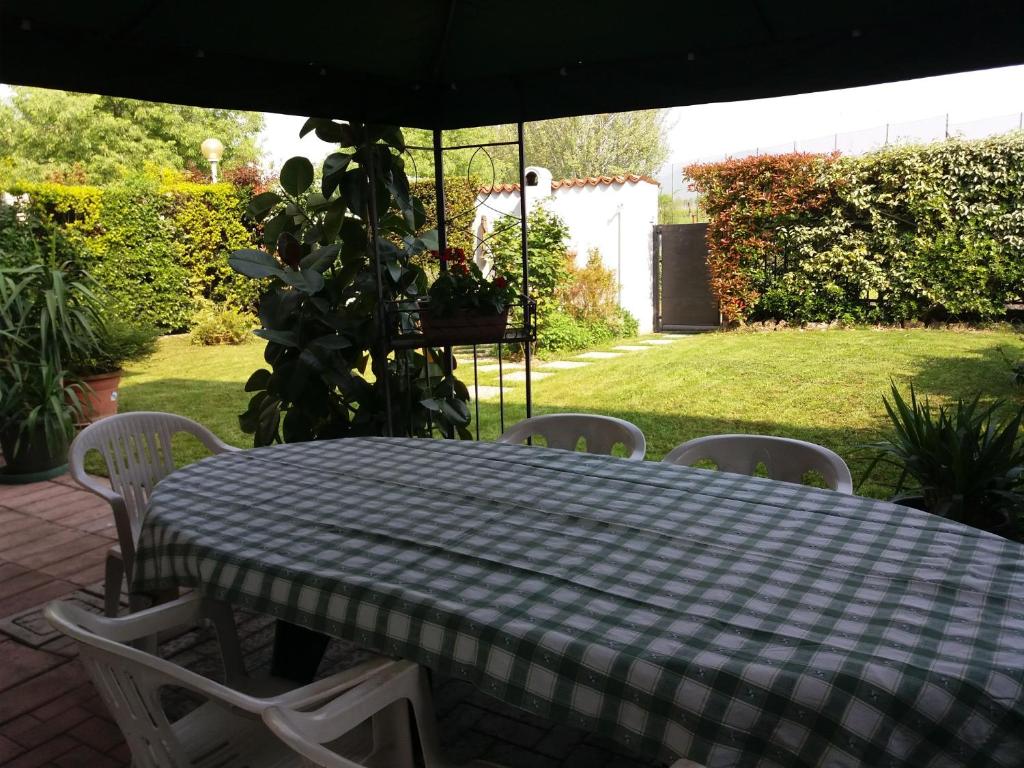 Κήπος έξω από το CASETTA MIRAVIGNA cozy flat with garden in Franciacorta & Iseo Lake