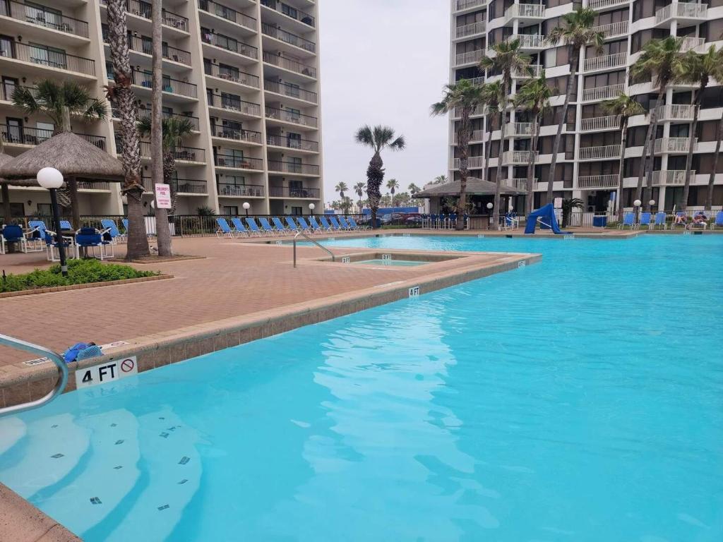 Bassein majutusasutuses Beachfront Resort with Heated Pool Saida Royale 9039 või selle lähedal