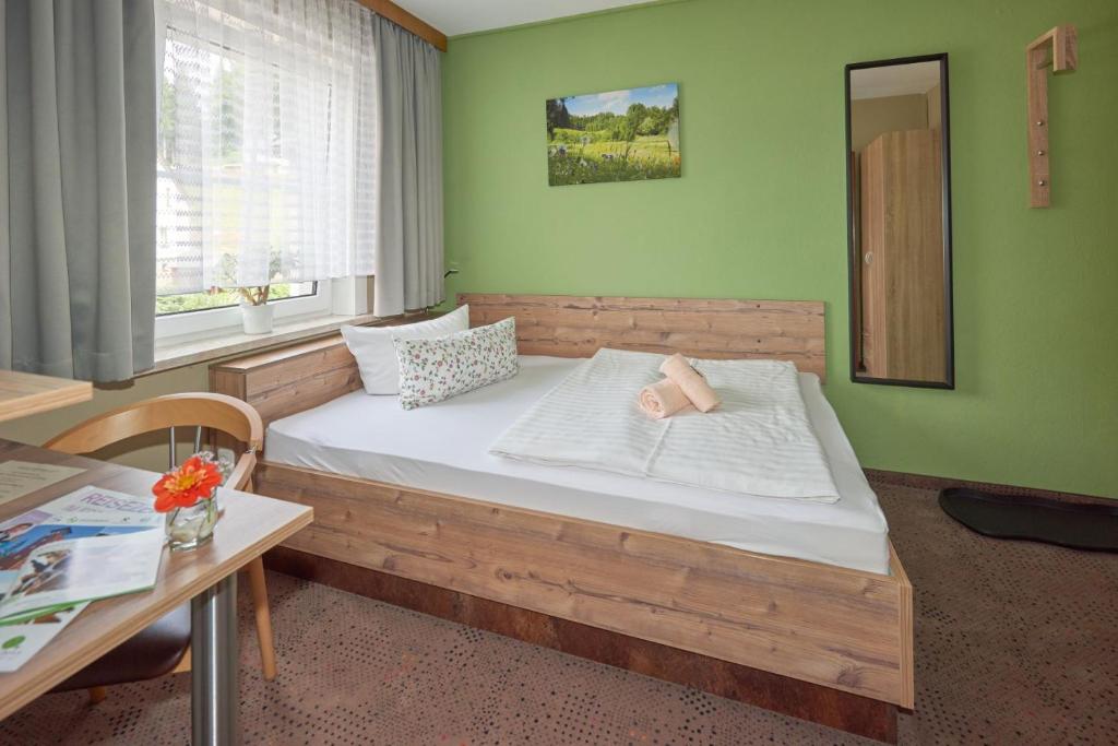 Postel nebo postele na pokoji v ubytování Gasthaus Stollmühle