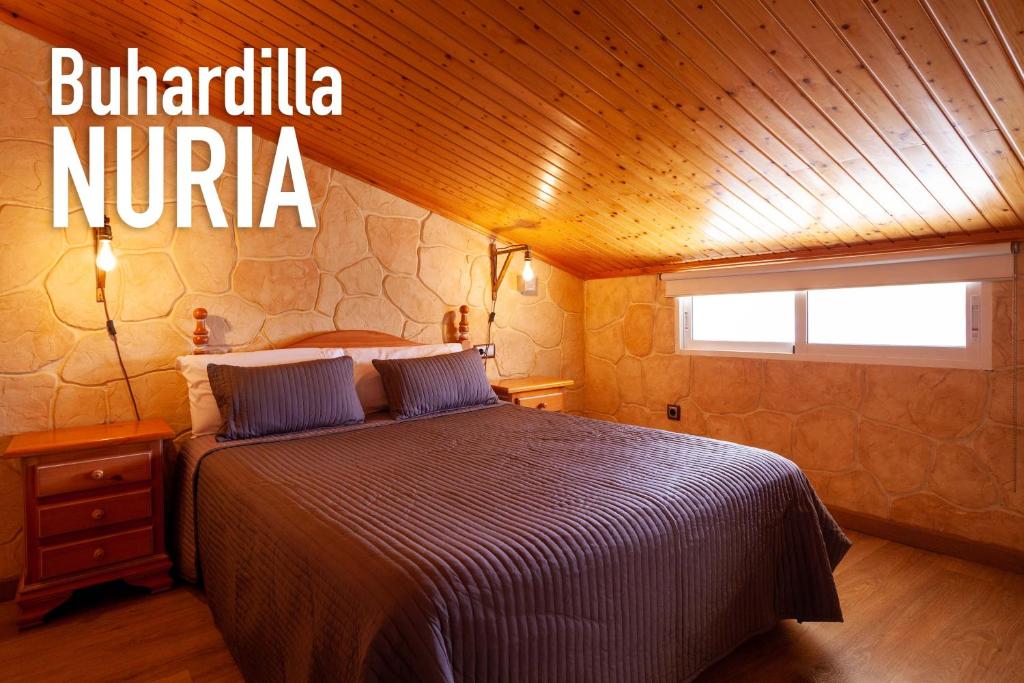 um quarto com uma cama e uma placa que lê bujamilla ninja em Buhardilla Nuria em Cartagena