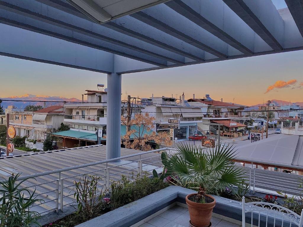 vistas a la ciudad desde el balcón de una casa en Downtown apartment, en Kamena Vourla