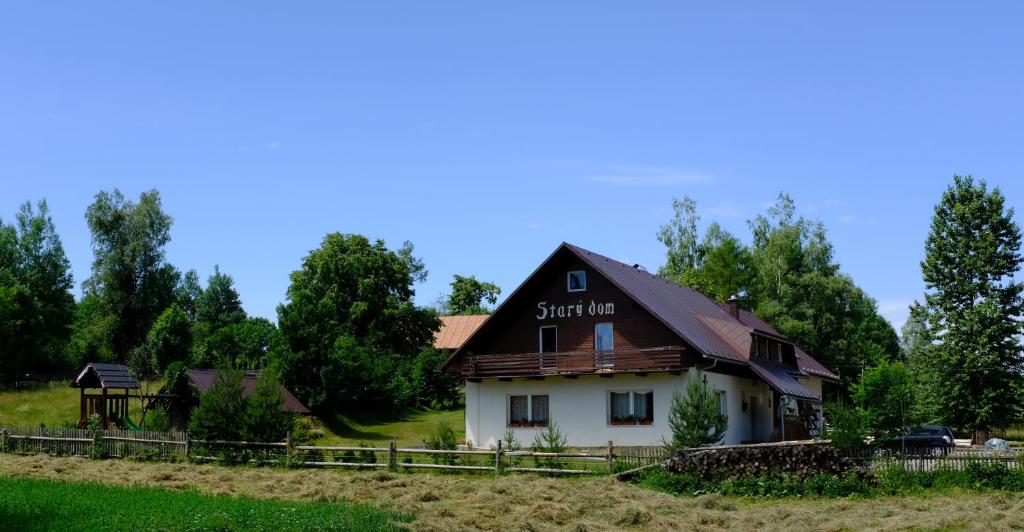 ein Haus mitten auf einem Feld in der Unterkunft Starý dom in Oravská Polhora