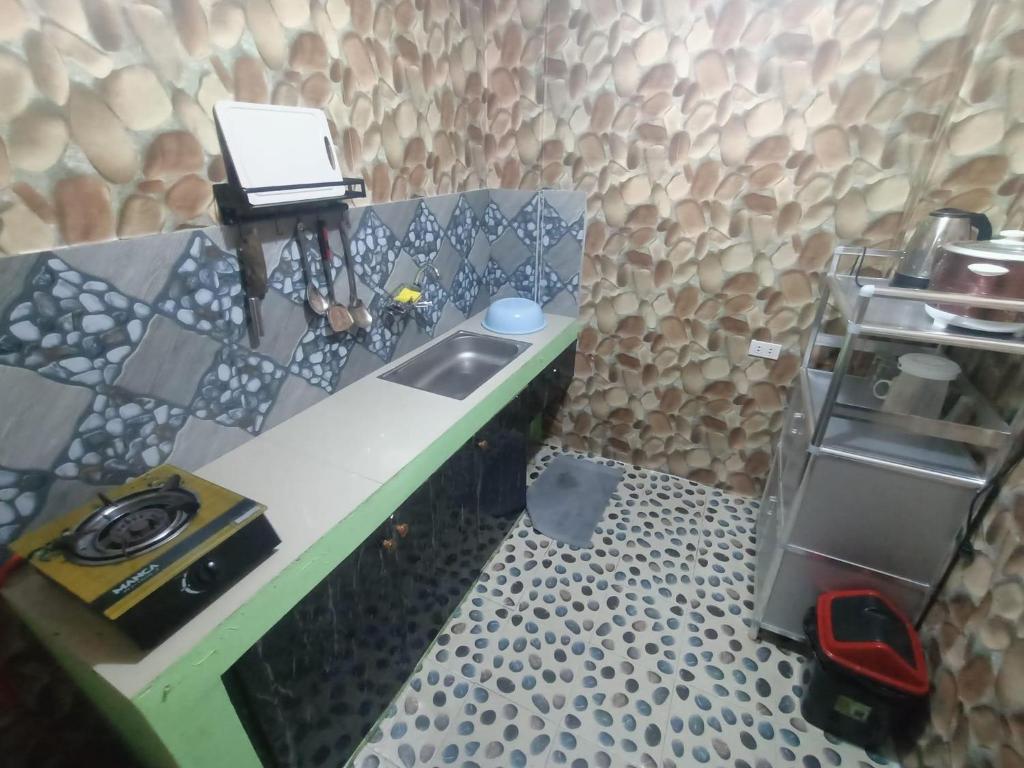 Kuchyň nebo kuchyňský kout v ubytování DJCI Apartelle Walk to Robinson & NE Pacific Mall 3 Min to SM Cabanatuan