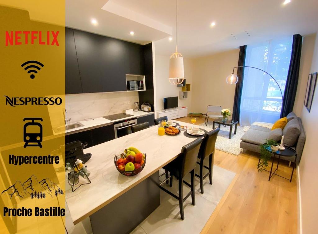 une cuisine et un salon avec une table et des chaises dans l'établissement Le Huppé, Hypercentre, proche Bastille, WIFI illimité & Netflix, à Grenoble