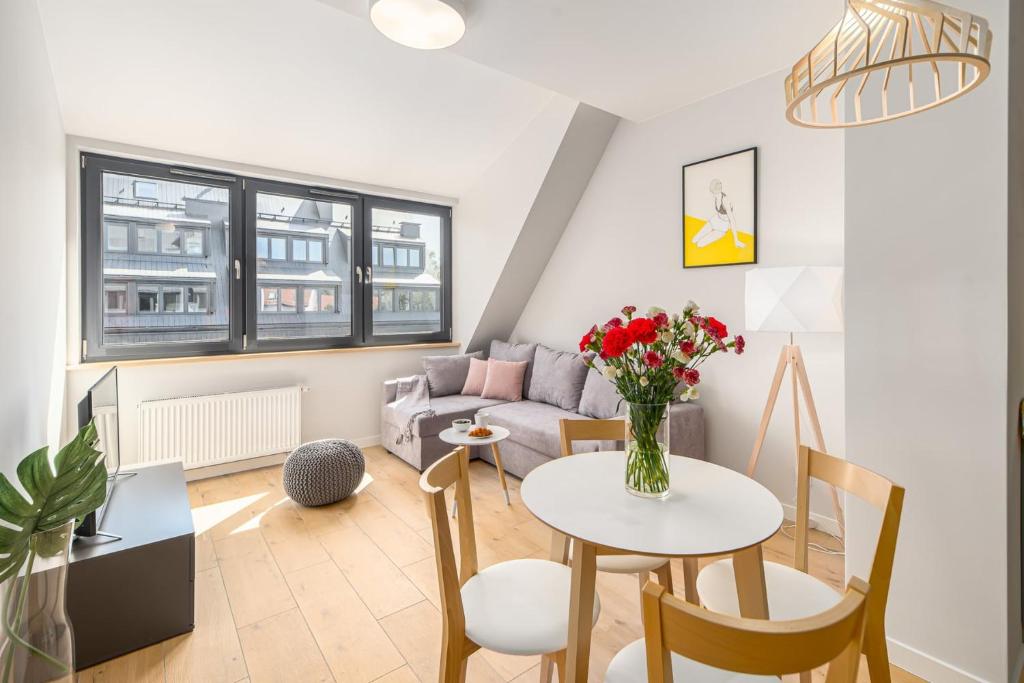 un soggiorno con un tavolo e un divano di Apartament 128 KOŁO BRZEGU, SPA, PARKING Kołobrzeg Podczele Lwowska a Kołobrzeg