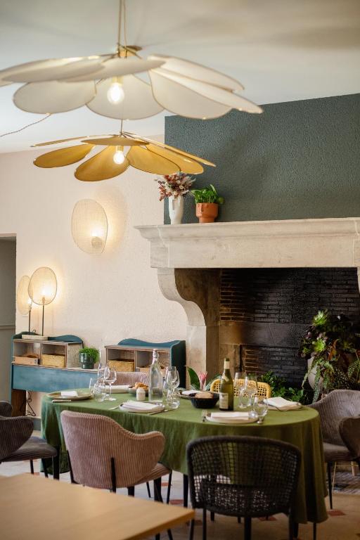 Posezení v ubytování Logis Hostellerie des Clos et restaurant Bistrot des grands crus