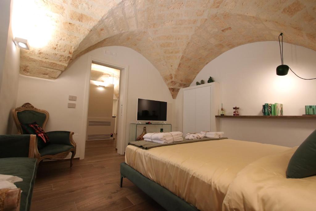 sypialnia z dużym łóżkiem i kamiennym sufitem w obiekcie MATTEI LUXURY B&B w mieście Altamura