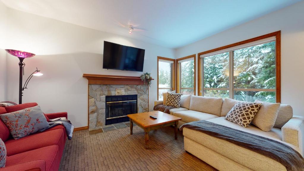 Ski In and Ski Out 2BR Condo with Hot Tub by Harmony Whistler Vacations