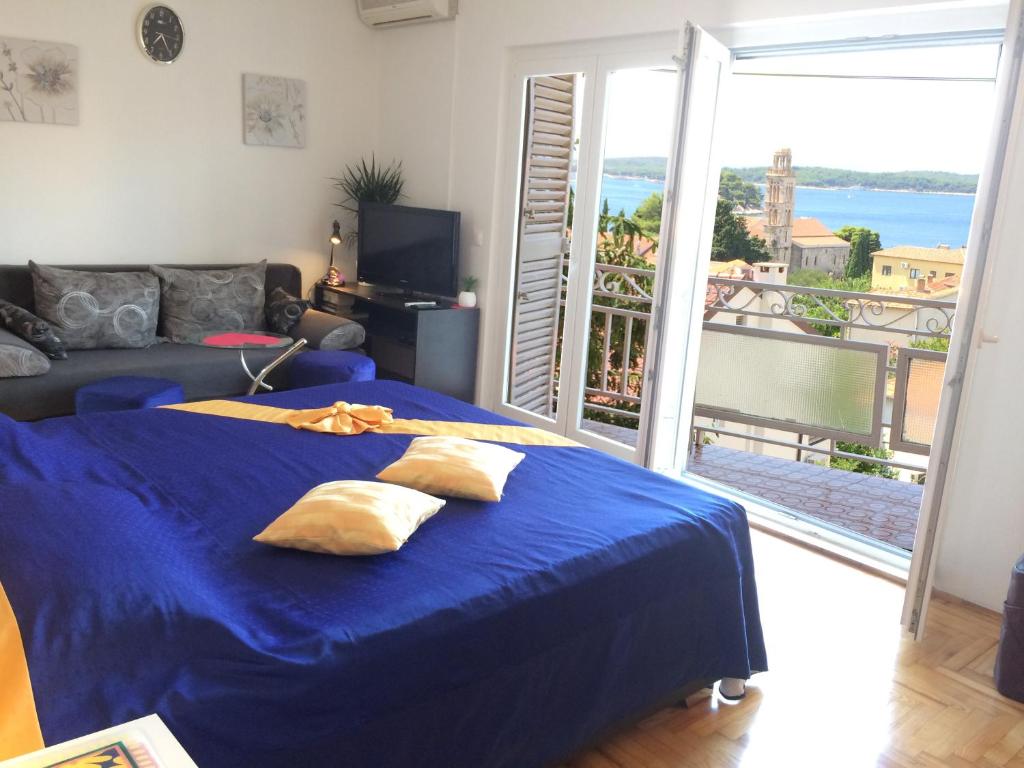 Postel nebo postele na pokoji v ubytování Apartment ELENA 40 m2 with beautiful wide sea views 3 stars