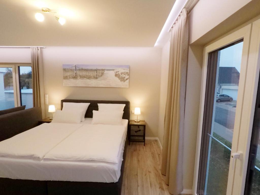 Postel nebo postele na pokoji v ubytování -Neubau- 42 qm Balkon-Apartment