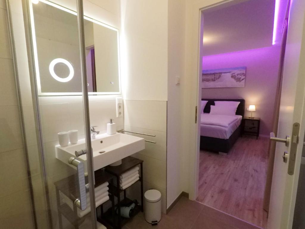 Postel nebo postele na pokoji v ubytování -Neubau- 42 qm Balkon-Apartment
