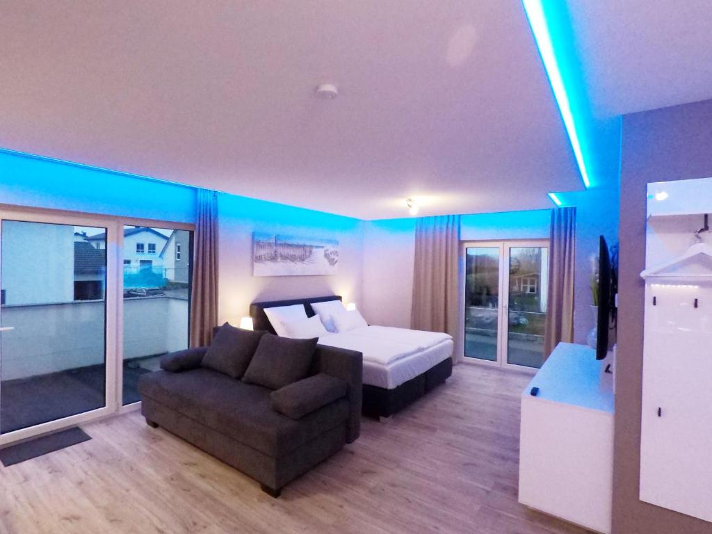 ein Hotelzimmer mit einem Bett und einem Sofa in der Unterkunft -Neubau- 42 qm Balkon-Apartment in Fulda
