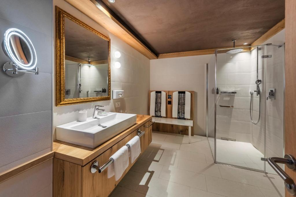 Koupelna v ubytování Posta Zirm Hotel