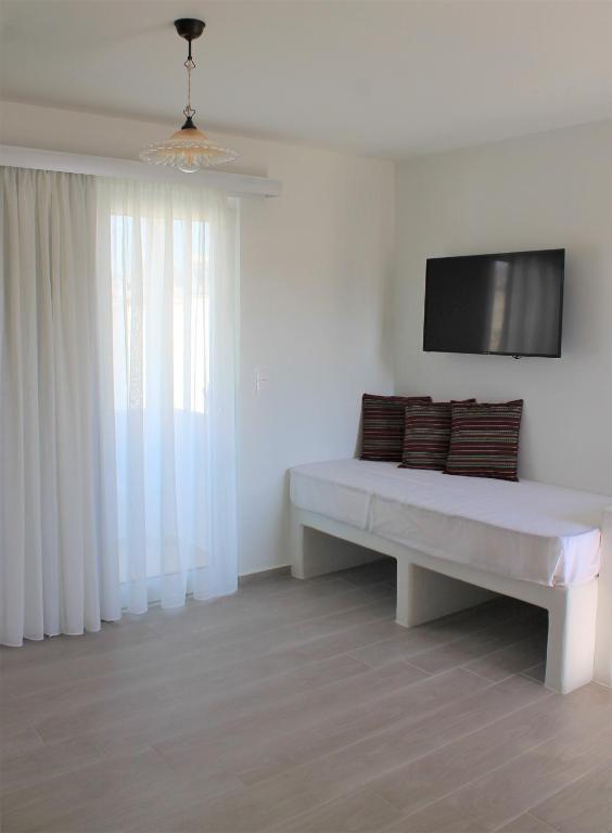 TV a/nebo společenská místnost v ubytování Stegna Akti Luxury Suites