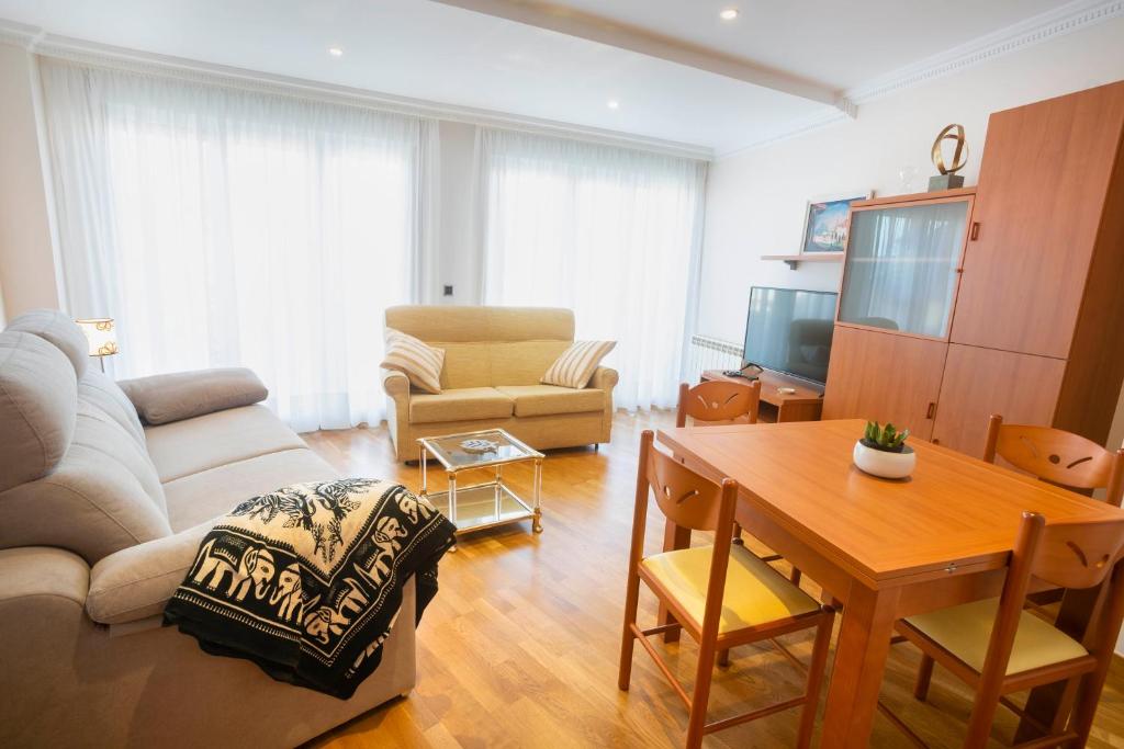 sala de estar con sofá y mesa en Apartamento Centro - 2 Puertos, en A Illa de Arousa