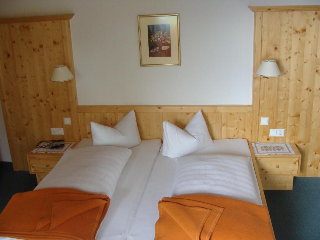 Postel nebo postele na pokoji v ubytování Hotel Garni Schieferle