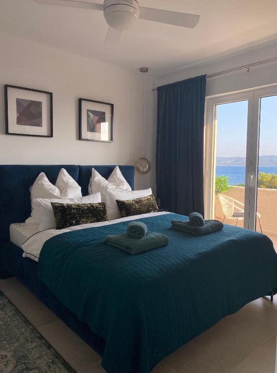 洛伐羅戈茲尼察的住宿－Blue View，一间卧室配有蓝色的床和毛巾