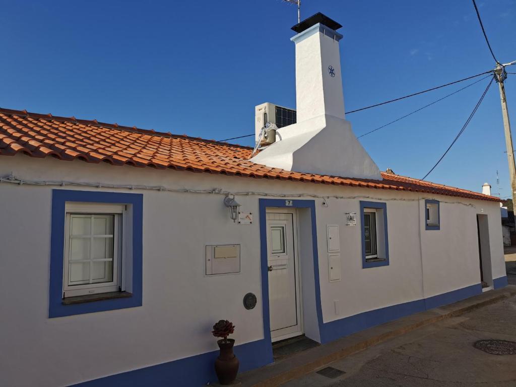 um edifício branco e azul com um farol em Sossego da Carminho em Monsaraz