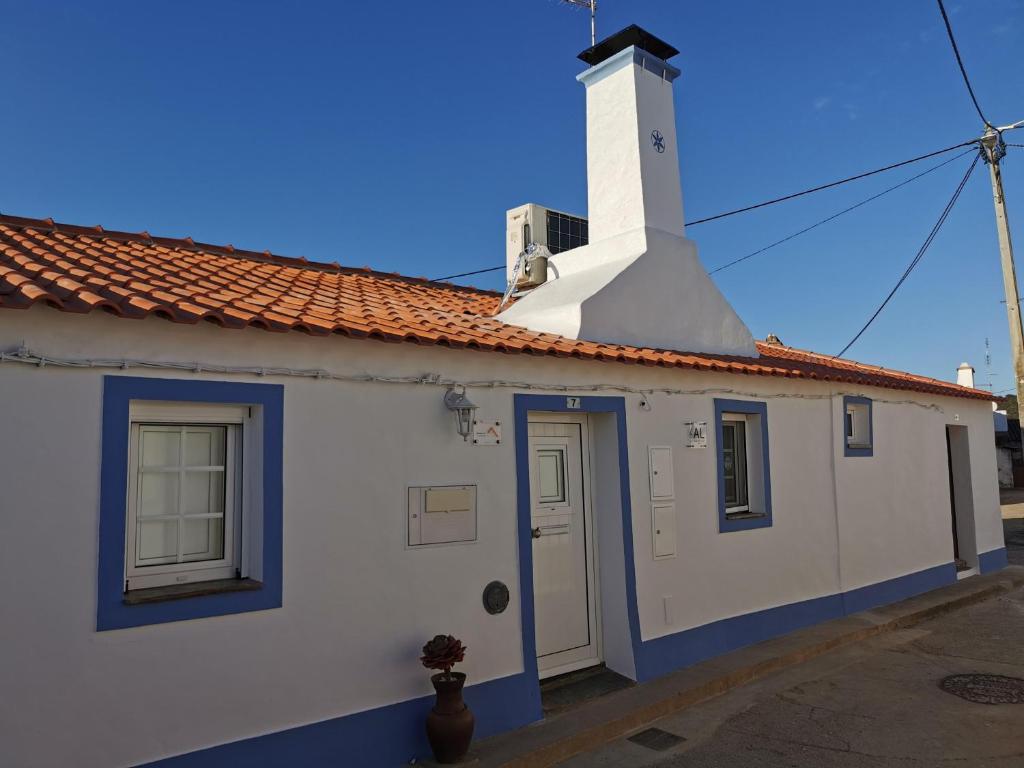 un edificio blanco y azul con un faro en Sossego da Carminho, en Monsaraz