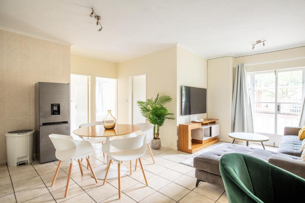 Televisyen dan/atau pusat hiburan di Beautiful Two Bedroom Appartment In Hatfield