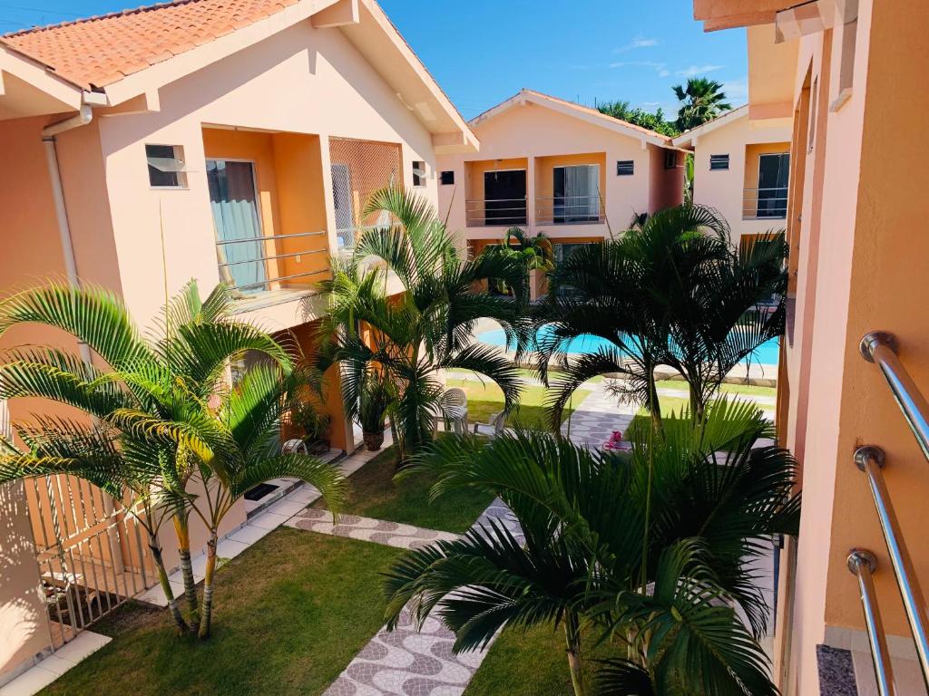 - une vue depuis le balcon d'une maison avec des palmiers dans l'établissement Condominio Jardim Tropical, à Porto Seguro