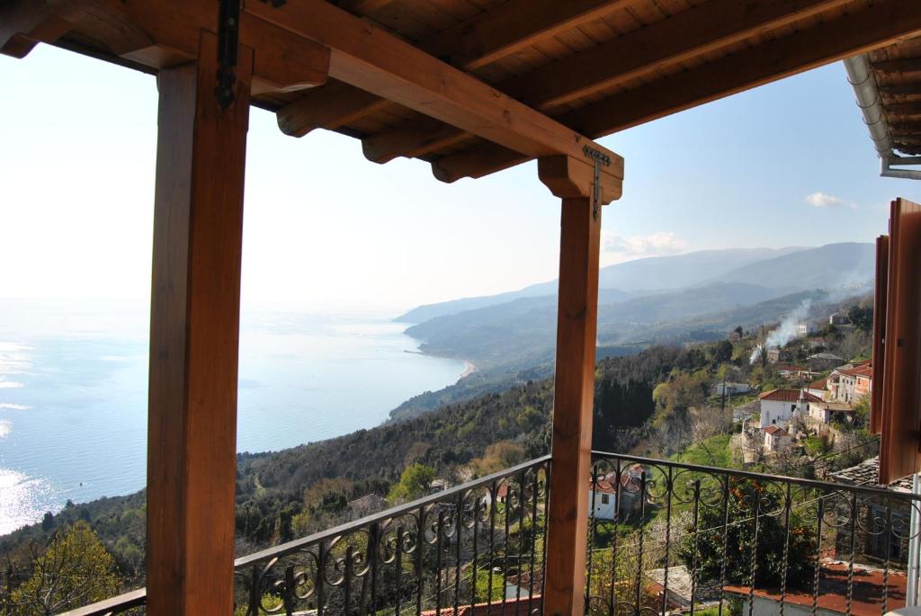 - une vue depuis le balcon d'une maison dans l'établissement Notas Pelion Seaview Villa, à Zagora