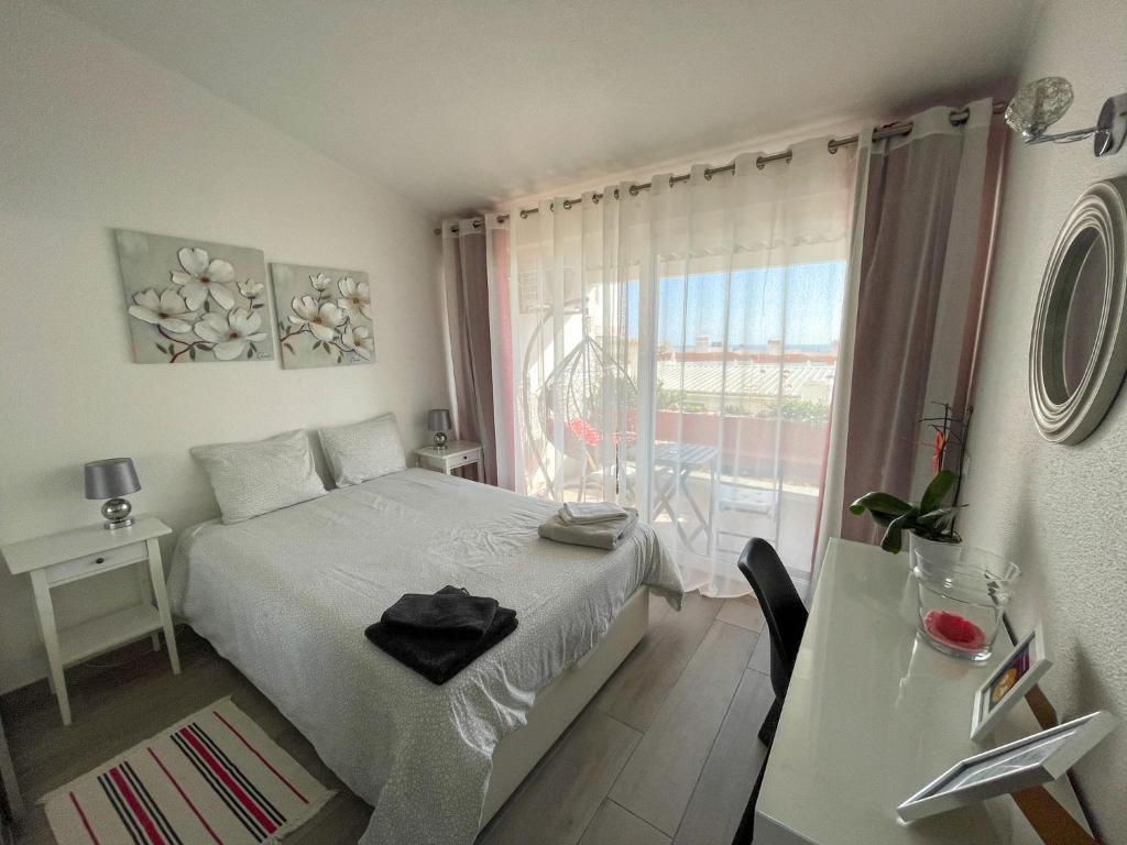 Un dormitorio con una cama y una ventana grande. en Casa Luztour, en Luz