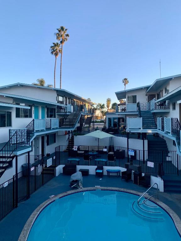 ein Blick auf den Pool in einem Resort in der Unterkunft Inn at East Beach in Santa Barbara