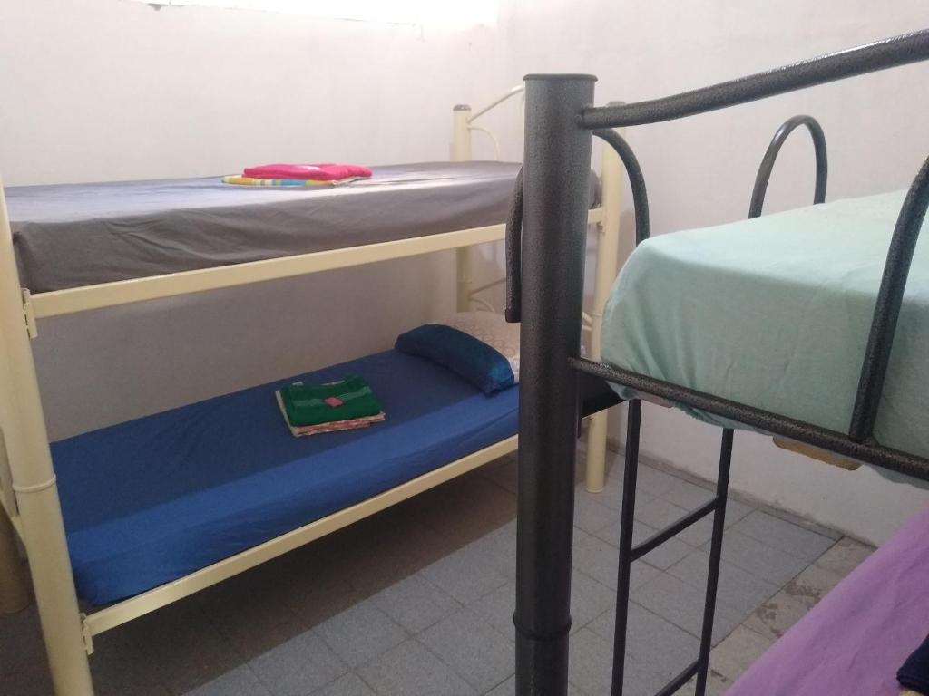 a couple of bunk beds in a room at Quarto bem próximo ao Pelourinho in Salvador