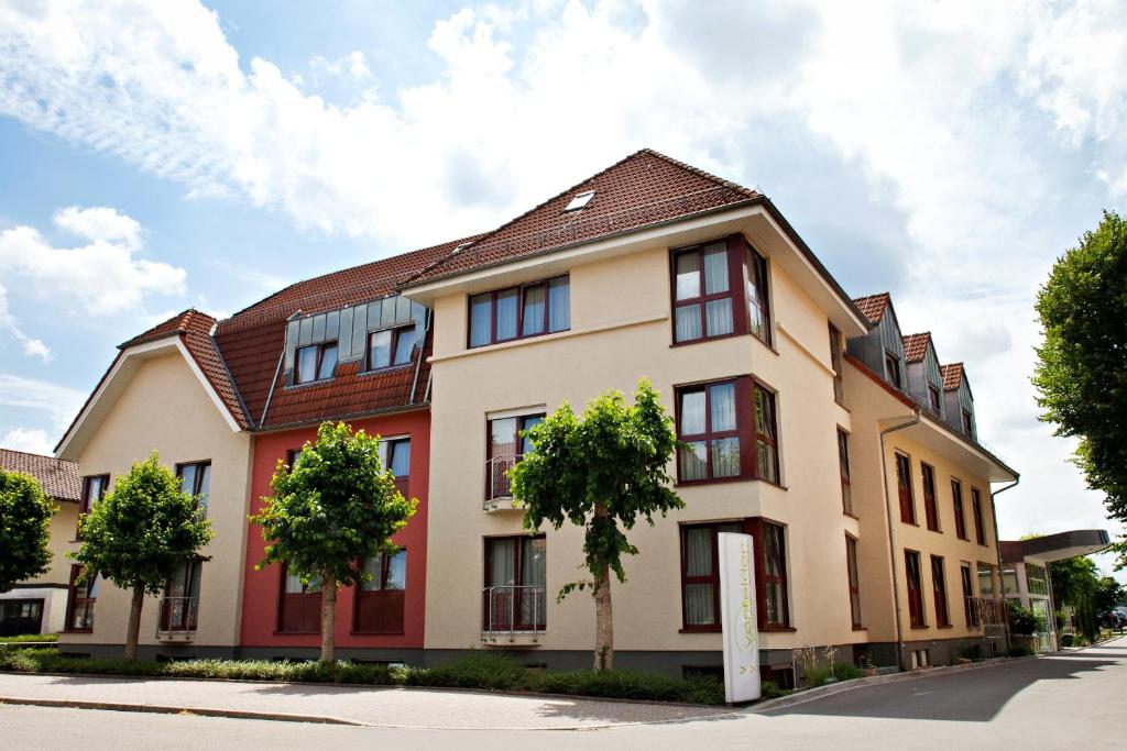 ein Haus mit einem braunen Dach in der Unterkunft Hotel Vorfelder in Walldorf