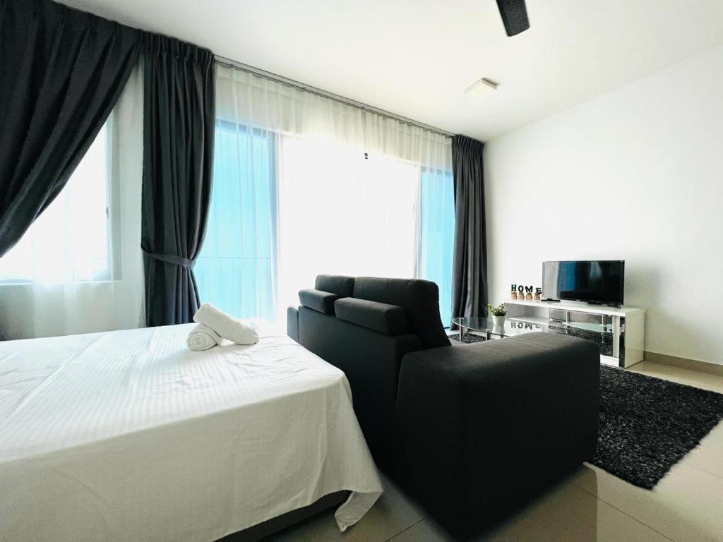 - une chambre avec un lit, une chaise et une télévision dans l'établissement ECOZY SUITE 3 - Trefoil Setia Alam Near Setia City Mall & Setia Convention Centre, à Kuala Selangor