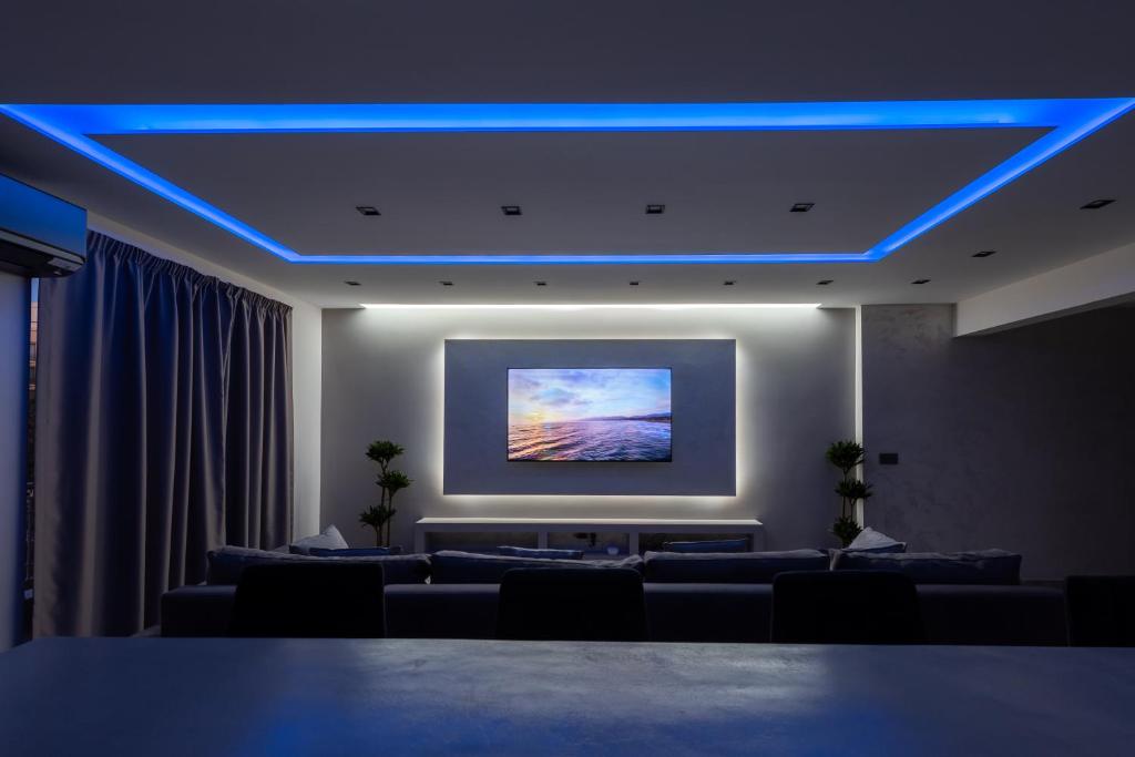 セントジュリアンズにあるLuxury 2 bed apartment in the heart of St Juliansの青いライトが天井に映える会議室
