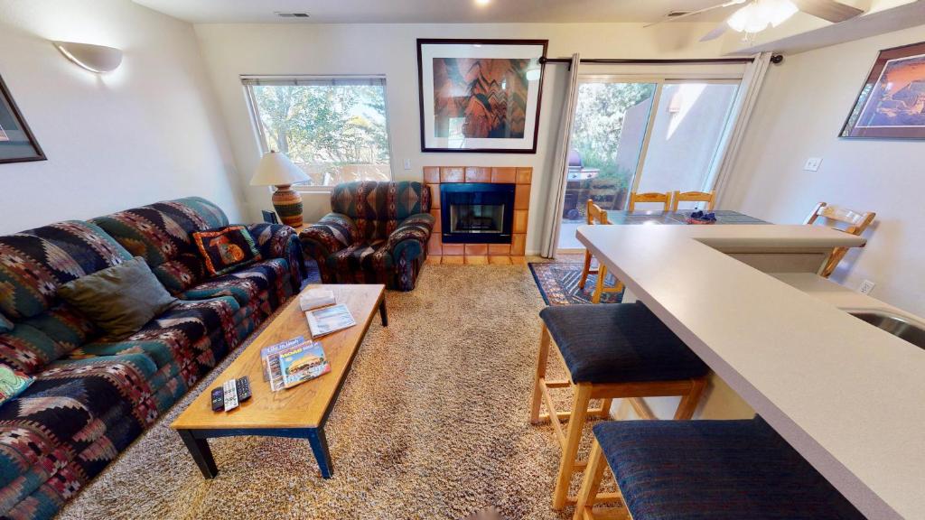 sala de estar con sofá y mesa en Kayenta Springs #3243 en Moab