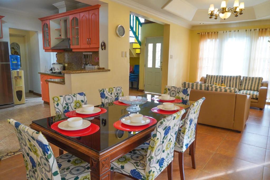 Kuchyň nebo kuchyňský kout v ubytování Charming Tagaytay Vacation Home