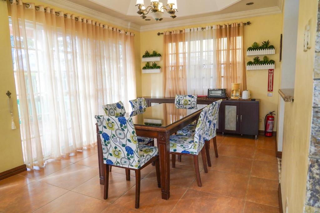 Posezení v ubytování Charming Tagaytay Vacation Home