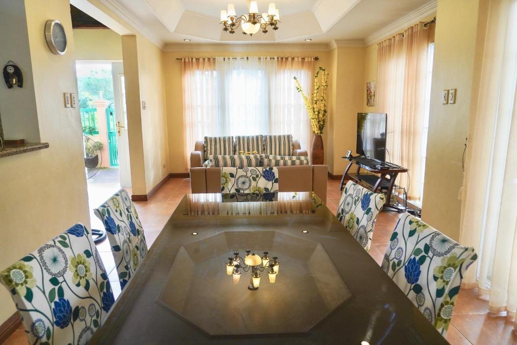 Posezení v ubytování Charming Tagaytay Vacation Home
