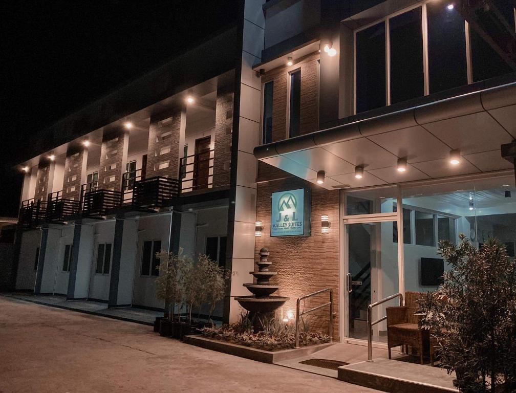 un edificio iluminado por la noche con luces encendidas en JL Valley Suites en Ciudad de Cauayán