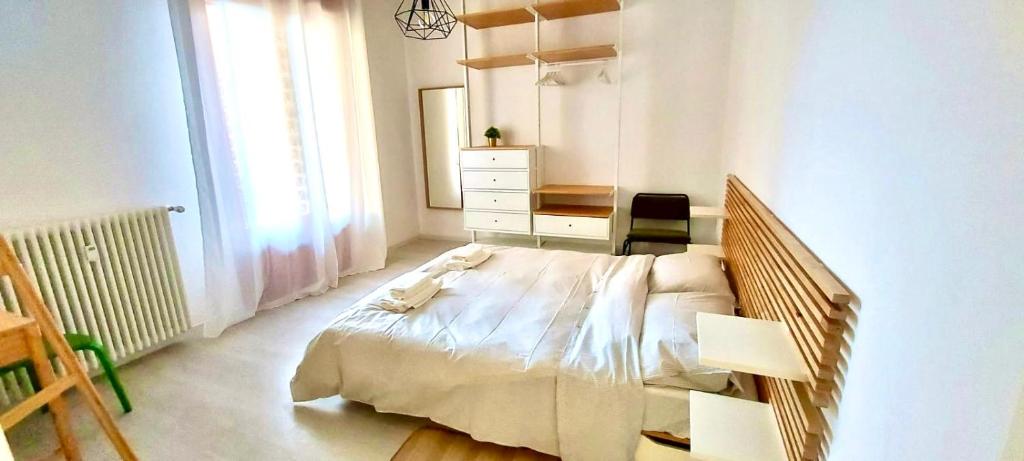 una camera da letto con un letto e una cassettiera di a quattro passi dal centro a Bologna