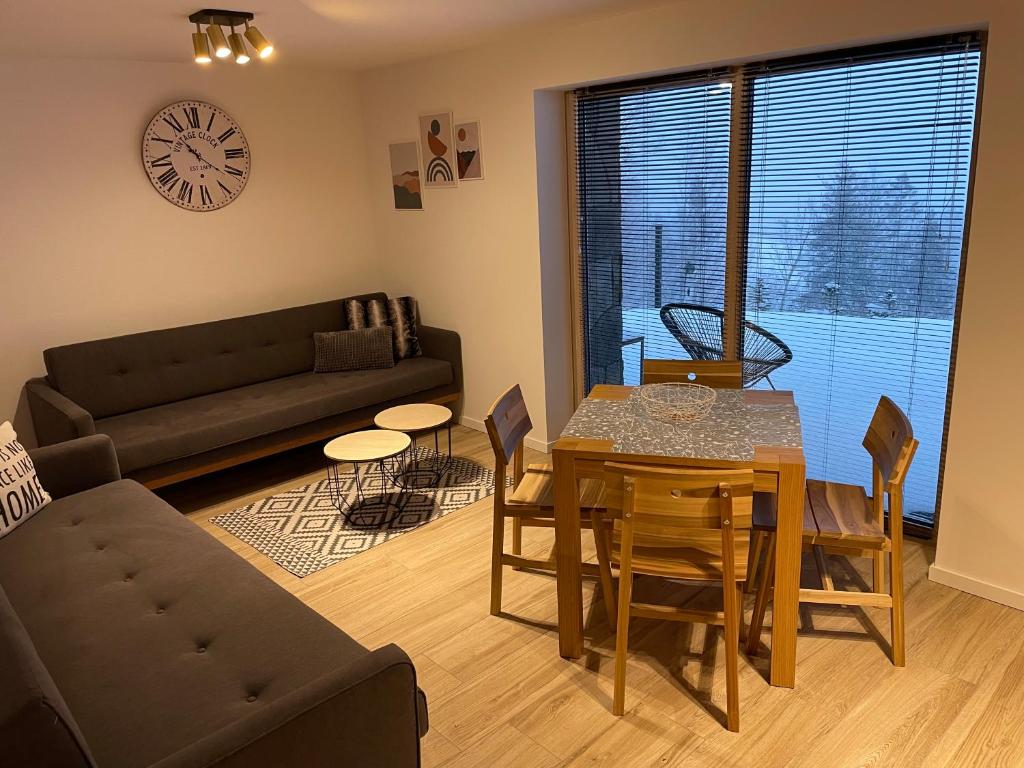 Posedenie v ubytovaní Apartamenty 'Okno z widokiem'
