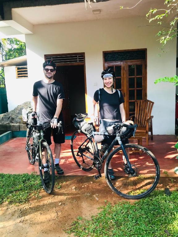 Jízda na kole v ubytování Dinesh Safari Homestay nebo okolí