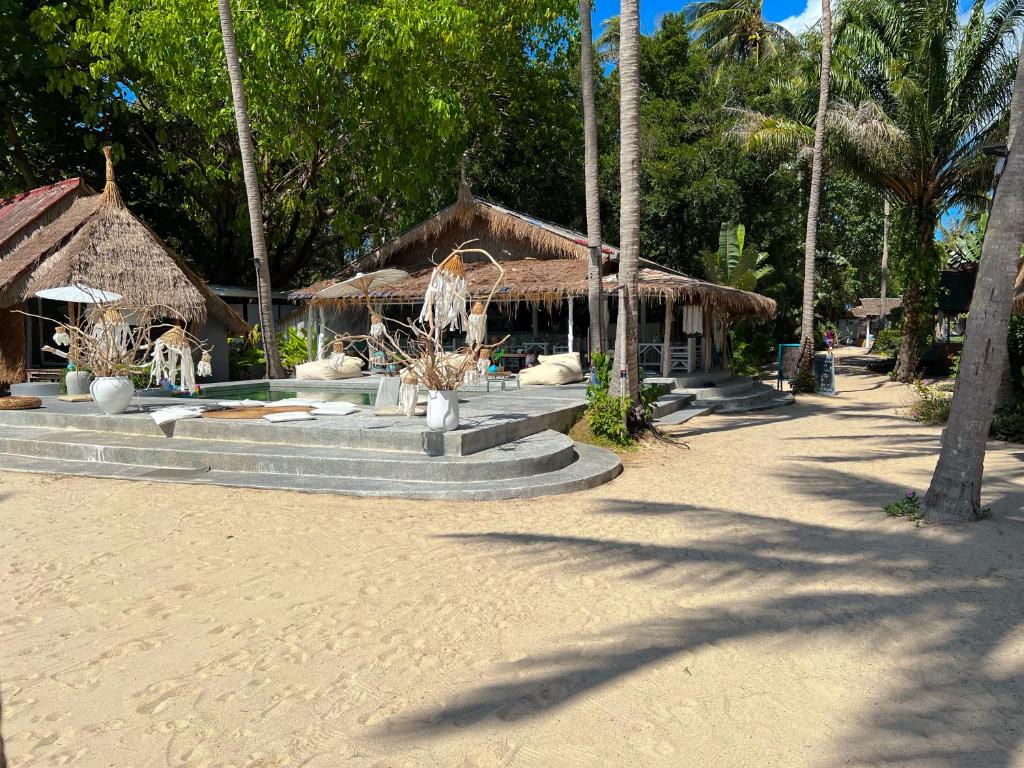 a resort with a fountain in the middle of a beach at Sea Love Beach Bar & Bungalows in Ban Tai