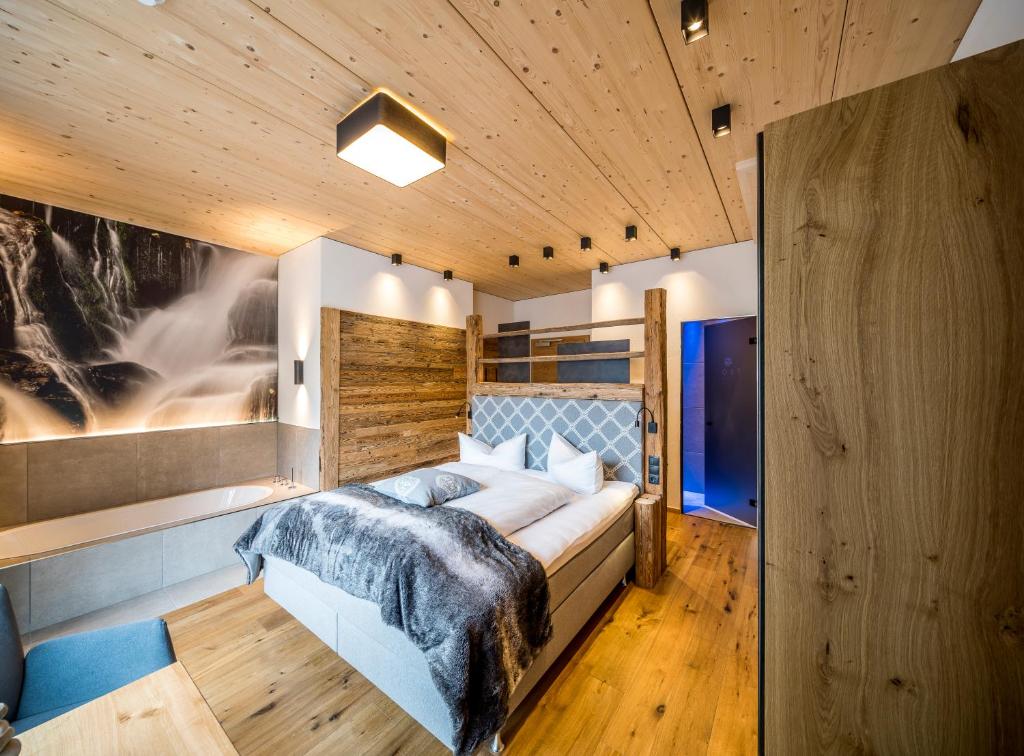 Postel nebo postele na pokoji v ubytování Post Hotel Paznaun