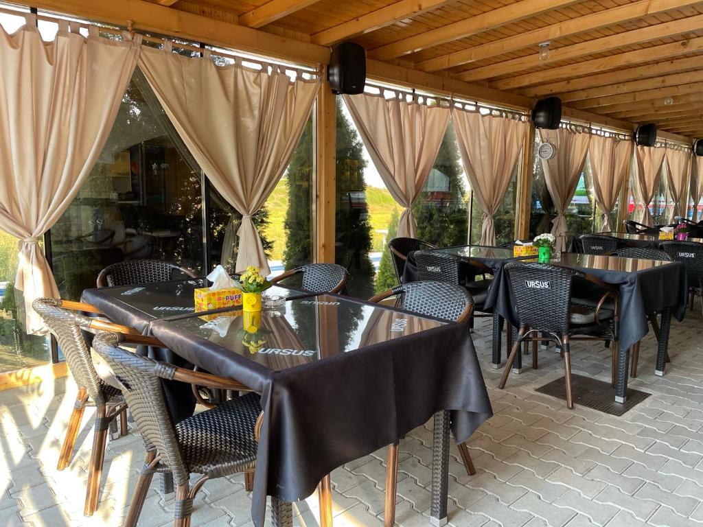 Restaurace v ubytování Pensiunea Lebada