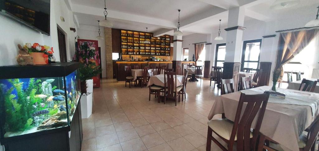 Restaurace v ubytování Pensiunea Lebada