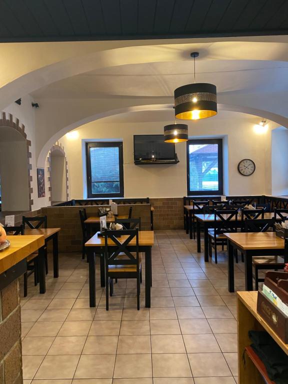 Restauracja lub miejsce do jedzenia w obiekcie Restaurant Motel Hana Barbara Gastro sro